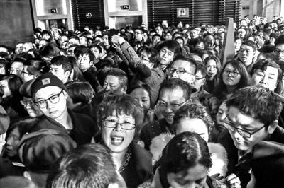 楼市火爆成投机热土，A股暴跌，炒房风险几何？