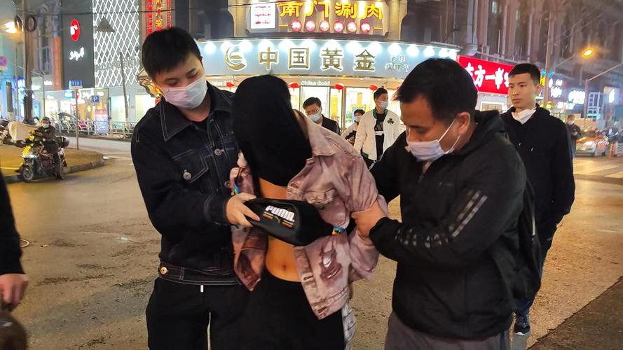 在线配资杠杆_场外配资犯罪团伙_非法操控证券市场