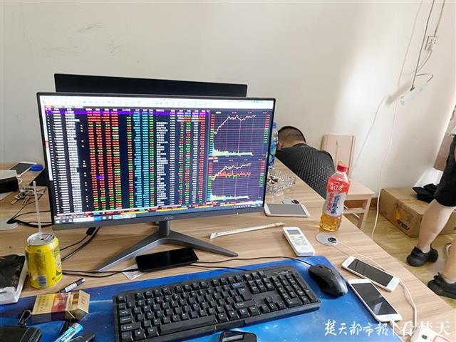 免费配资 老股民被荐股老师骗15万自认倒霉，武汉警方破特大诈骗案